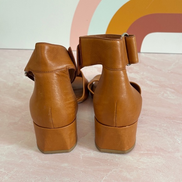 Vince Women's Brown Italian Leather Block Heel Sandals - Picture 7 of 8